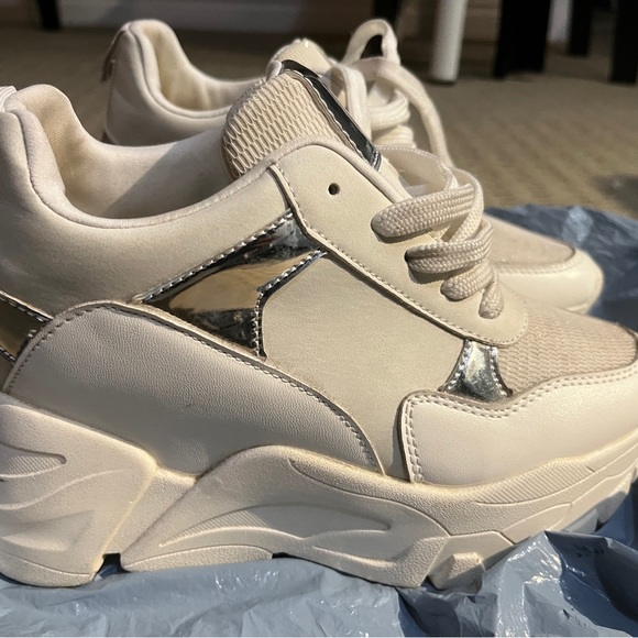 Sneakers - Picture 3 of 6